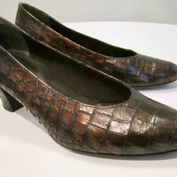 US 7.5 W STUART WEITZMAN TILTING RYE (brown) GLOSSY CROCO pump heels comfort - Picture 5 of 9